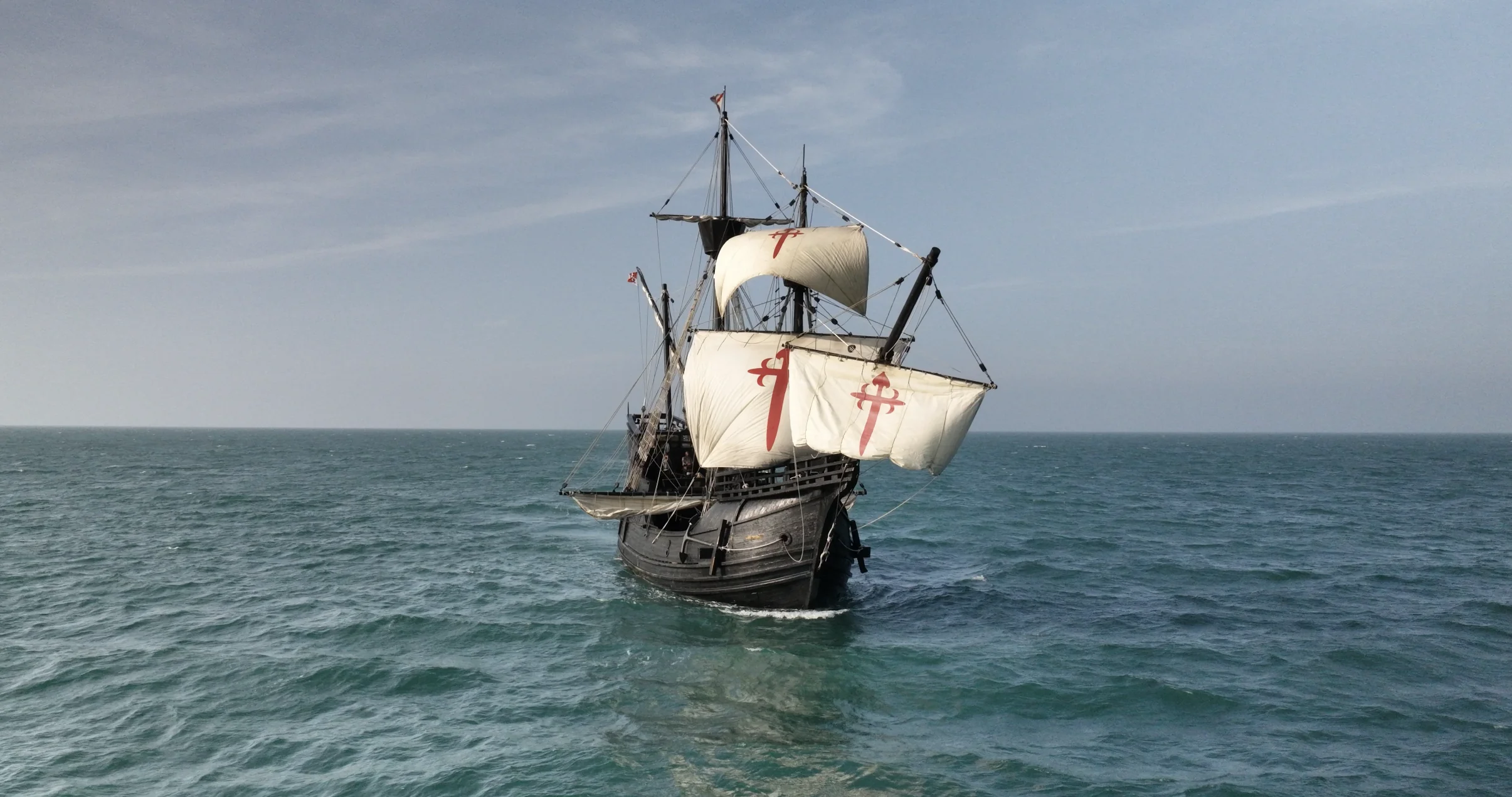 Vídeo y fotografía aérea de un velero histórico frente a la costa de Cádiz