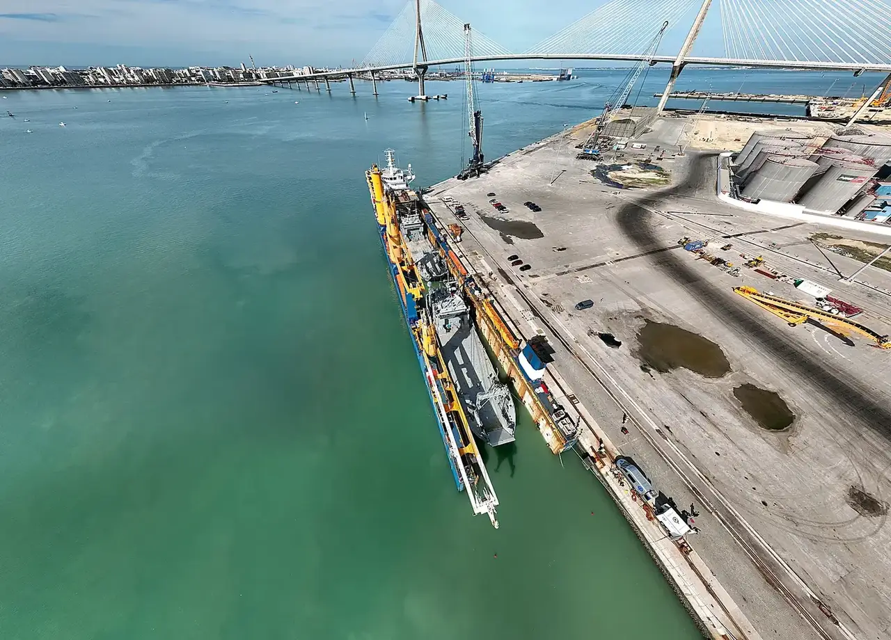 Fotografía aérea en la bahía de Cádiz, junto al Puente de la Constitución de 1812