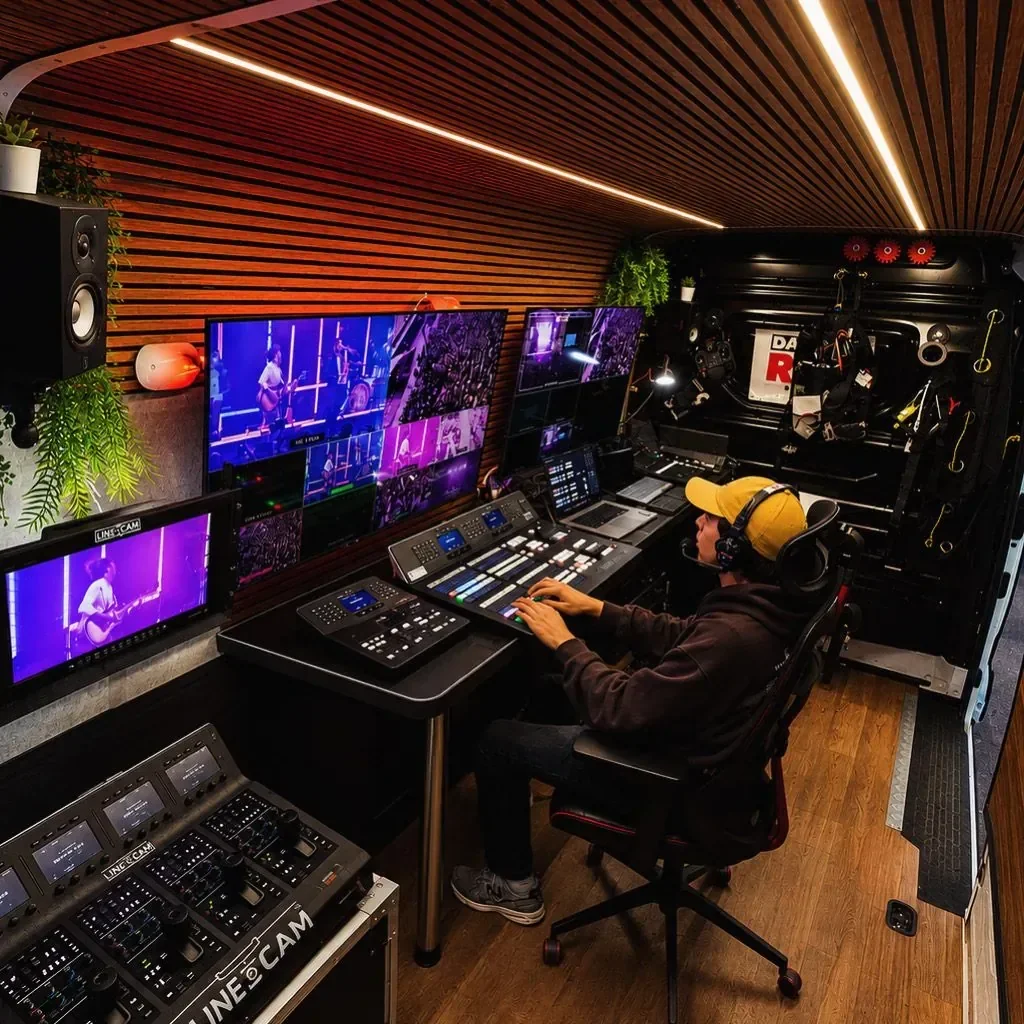 Interior de la unidad móvil con mesa de mezclas y monitores multicámara en directo